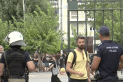 Ένταση έξω από την Ευελπίδων από συγκεντρωμένους οπαδούς της ΑΕΚ