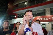 Με χειροκροτήματα και συνθήματα υποδέχθηκαν οι ψηφοφόροι του  ΣΥΡΙΖΑ τον νέο πρόεδρο του κόμματος Στέφανο Κασσελάκη
