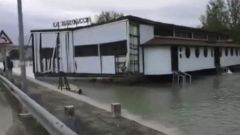 Η κακοκαιρία παράσυρε πλωτό εστιατόριο στη Βερόνα