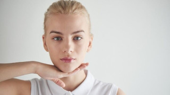 Face Yoga: Αυτοθεραπεία για πρόσωπο σφριγηλό και ξεκούραστο