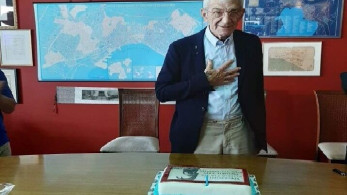 Ο Μπουτάρης έγινε 77 και του έφτιαξαν τούρτα με… τράγο (ΦΩΤΟ)