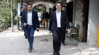 Ο τυφώνας (Πετσίτη) χτυπάει αλύπητα το Μαξίμου