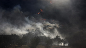 Πυρκαγιά στα Καλύβια: Κερδίζουν οι πυροσβέστες τη μάχη με τις φλόγες