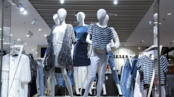 ΕΕ: Σταθερές οι πωλήσεις σε τρόφιμα και τσιγάρα – Βουτιά σε ρούχα και παπούτσια