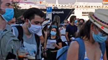 Κορωνοϊός: Ανησυχία για τη διασπορά σε νέους – Τα 39 έτη ο μέσος όρος ηλικίας των διασωληνωμένων