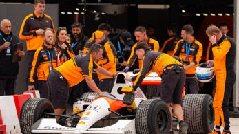 Πώς περιγράφεται το Allwyn  McLaren Racing LIVE IN ATHENS σε μόλις τρεις λέξεις;