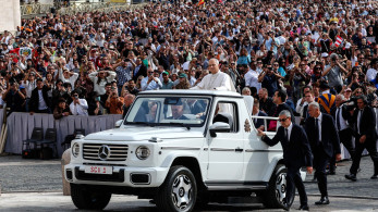 Τα Popemobile στο Βατικανό: Από την πολυτέλεια του 1930 στην ηλεκτροκίνηση (photos & video)