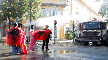 Αλβανία: συγκρούσεις αστυνομικών με διαδηλωτές τη νύχτα στα Τίρανα