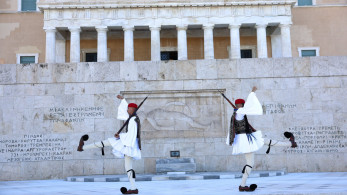 Μνημείο του Αγνώστου Στρατιώτη: εγκρίθηκε η ανάπλαση με μάρμαρο Αλιβερίου - Οι αλλαγές στο Εθνικό Αρχαιολογικό Μουσείο