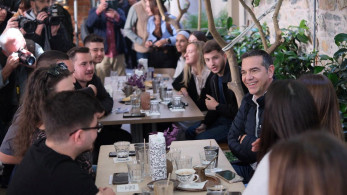 Τσίπρας: από τα τσιπουράδικα του Βόλου στην Γκράβα και στον… «Νονό»