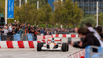 Τα πιο δυνατά καρέ του showrun με τη McLaren MCL60 και τη McLaren MP4/6 του Ayrton Senna