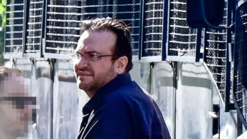 Απάτη στον ΕΦΚΑ: απολογούνται ο Φίλιππος Καμπούρης, η σύζυγός του και  9 κατηγορούμενοι (video)