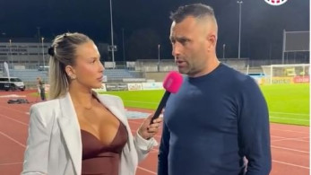 H... άνιση «μάχη» προπονητή της Τσεχίας με το ντεκολτέ δημοσιογράφου (video)