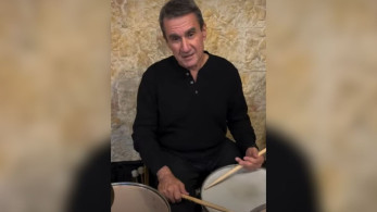 Ο Ανδρέας Λοβέρδος πιάνει τα ντραμς για καλό σκοπό: Φιλανθρωπική συναυλία για τα παιδιά της «Φλόγας» (video)