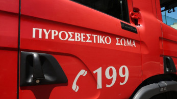 Ανεμοστρόβιλος «ξήλωσε» κολόνα φωτισμού και κεραμίδια στο Λαύριο - Μία τραυματίας
