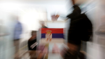 Σερβία: μετεκλογική ένταση και εισβολές σε τηλεοπτικούς σταθμούς