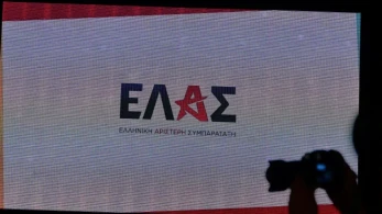 Κόντρα ΕΛΑΣ - ΠΑΣΟΚ για μία φωτογραφία Α.Ι. που δείχνει Μητσοτάκη - Ανδρουλάκη αγκαλιά