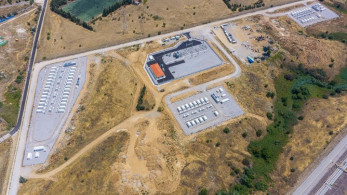HELLENiQ ENERGY: σε λειτουργία το πρώτο έργο αποθήκευσης ηλεκτρικής ενέργειας 100 MW