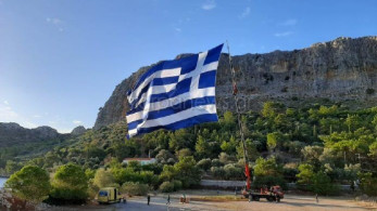 Καστελόριζο: Κρητικός ύψωσε την μεγαλύτερη ελληνική σημαία