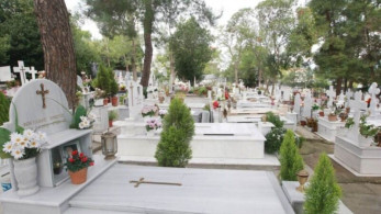 Κάρπαθος: Πάρτι στο νεκροταφείο με φωτορυθμικά και ηλεκτρονική μουσική!