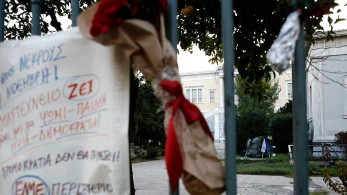 Διαγραφή του προστίμου στη γυναίκα που άφησε λουλούδι έξω από το Πολυτεχνείο