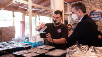 Αμφιάλη: Ο πρωθυπουργός μοίρασε φαγητό και δώρα σε κόσμο που το έχει ανάγκη