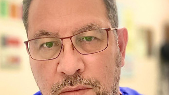 Έλληνας γιατρός στη Βρετανία: Καλύτερο το εμβόλιο από τη διασωλήνωση