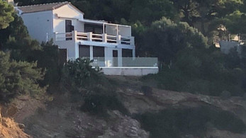 Αλήθειες και ψέματα για τη βίλα στο Σούνιο και τους κουραμπιέδες της Κυψέλης