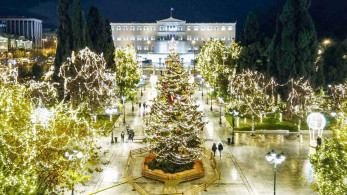 Ο Δήμος Αθηναίων ανάβει το Χριστουγεννιάτικο δέντρο, αλλιώς…(Φώτο + ταινία)
