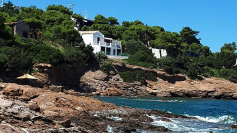 Η καλύβα του Αλέξη και οι “άπορες κορασίδες” του διαδικτύου