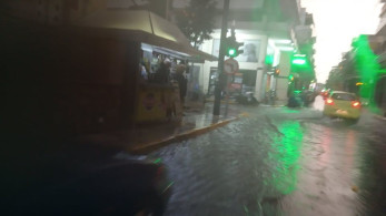 Ισχυρό πέρασμα της κακοκαιρίας – “Εξαφανίστηκαν” οι δρόμοι στον Πειραιά (Pic)