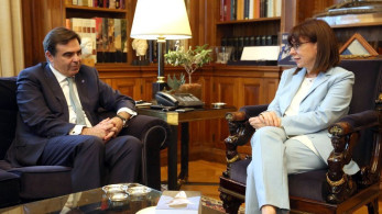 Η ΠτΔ, οι εύζωνες και τα… δώρα