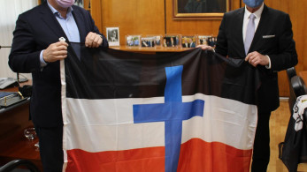 Βαρβιτσιώτης: Παρέδωσε αντίγραφα των ιστορικών σημαιών της οικογένειάς του