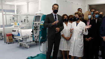 Επίσκεψη του Πρωθυπουργού στο εμβολιαστικό κέντρο Περιστερίου
