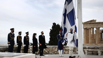 Η έπαρση της σημαίας στον Ιερό Βράχο της Ακρόπολης (video)