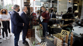 Παπαθανάσης-Πατούλης: Διένειμαν υγειονομικό υλικό σε εμπορικά καταστήματα