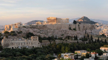 Μαρμάρινη επιγραφή με τα ονόματα Γλέζου και Σάντα στην Ακρόπολη