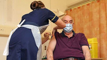 Πλησιάζουν τους 40 εκατομμύρια οι εμβολιασμένοι στη Βρετανία