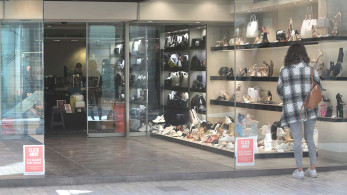 Ανεβάζουν ρολά από σήμερα τα καταστήματα