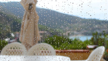 Καιρός: Χειμωνιάτικο σκηνικό, με πτώση θερμοκρασίας, βροχές και χιόνια
