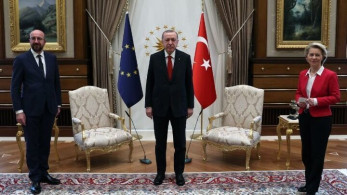 Η Άγκυρα ρίχνει στην ΕΕ την ευθύνη για την “όρθια” ντερ Λάιεν