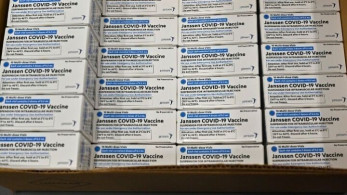 Η Johnson & Johnson αρχίζει τις παραδόσεις εμβολίων στην ΕΕ