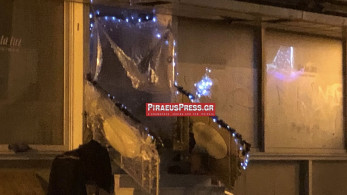 Πειραιάς: Άστεγος στόλισε το «σπίτι» του χριστουγεννιάτικα