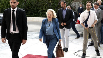 Κολλημένη με την καρέκλα η… ακομμάτιστη Θάνου (pics)