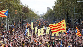 Σφοδρές συγκρούσεις στη Βαρκελώνη – Πάνω από 500.000 άνθρωποι στους δρόμους