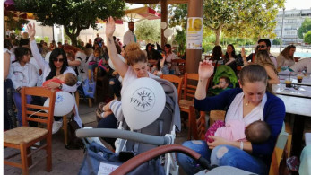 Μητέρες θήλασαν δημόσια τα μωρά τους στο Δημαρχείο Θεσσαλονίκης (vid)