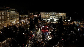 Φωταγωγήθηκε το χριστουγεννιάτικο δέντρο στην πλατεία Συντάγματος (pics&vid)