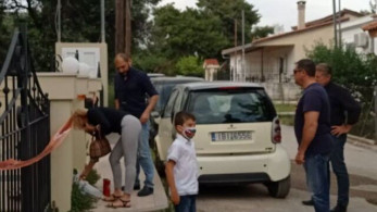 Έγκλημα στα Γλυκά Νερά: Συγκινητικές στιγμές έξω από το σπίτι της 20χρονης