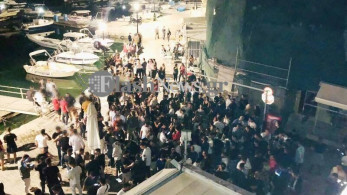 Χανιά: Συνωστισμός και κορωνοπάρτι ντροπής στο Ενετικό Λιμάνι το Μ. Σάββατο (Vid)