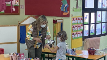 Με λουλούδια και τραγούδια υποδέχτηκαν τη Ζέττα Μακρή οι μαθητές του Βόλου